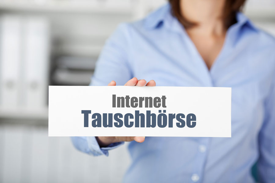 Schild mit Aufschrift: Internet Tauschbrse