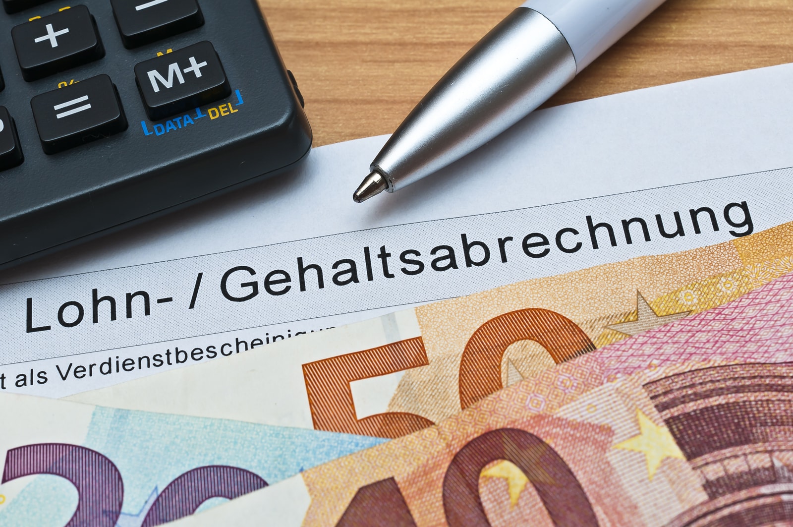 Lohn- und Gehaltsabrechnung mit Euro-Scheinen