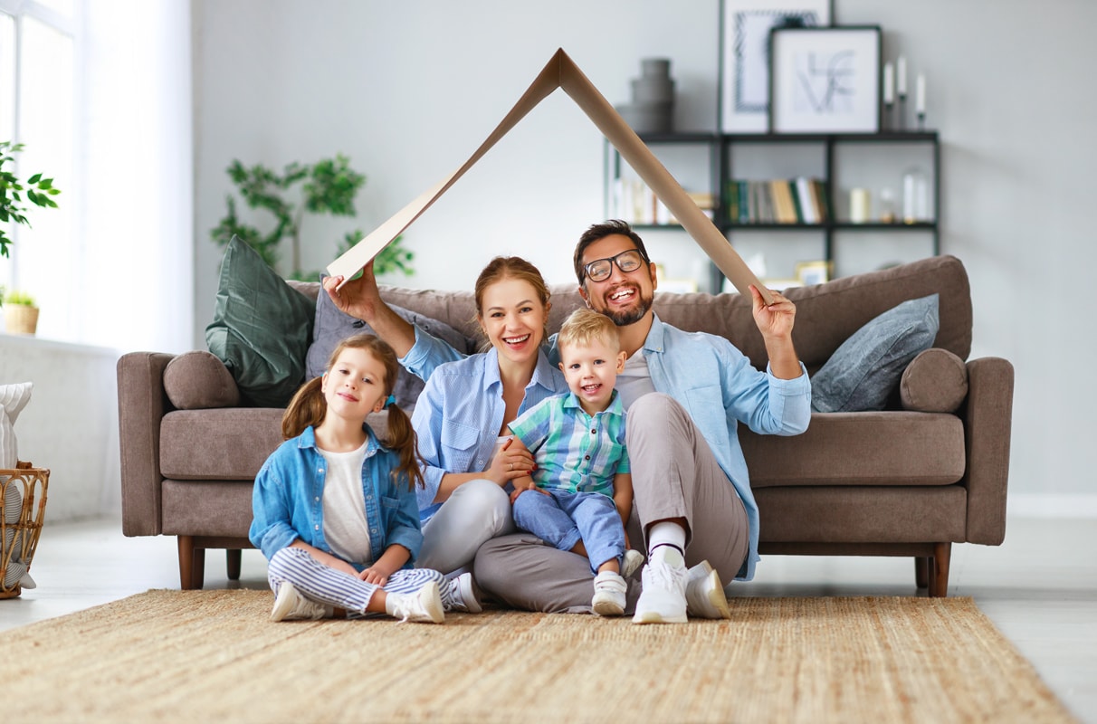 Kleine Familie im Wohnzimmer